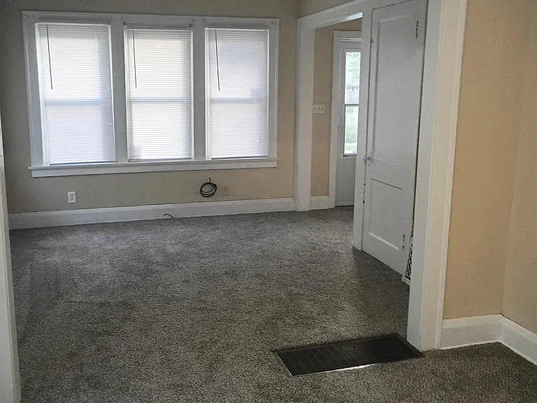 1537 Carlyle St — Photo 6