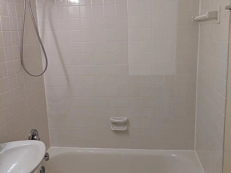 Full bathroom (hallway)