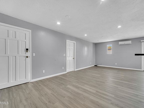 3rd image of 727 W Avenue H8