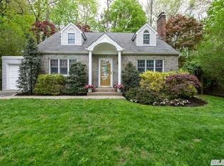 23 Sinclair Martin Dr, Roslyn, NY 11576