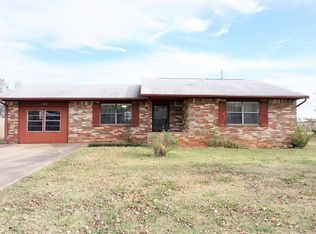 132 E Maple Ave, Perry, OK 73077