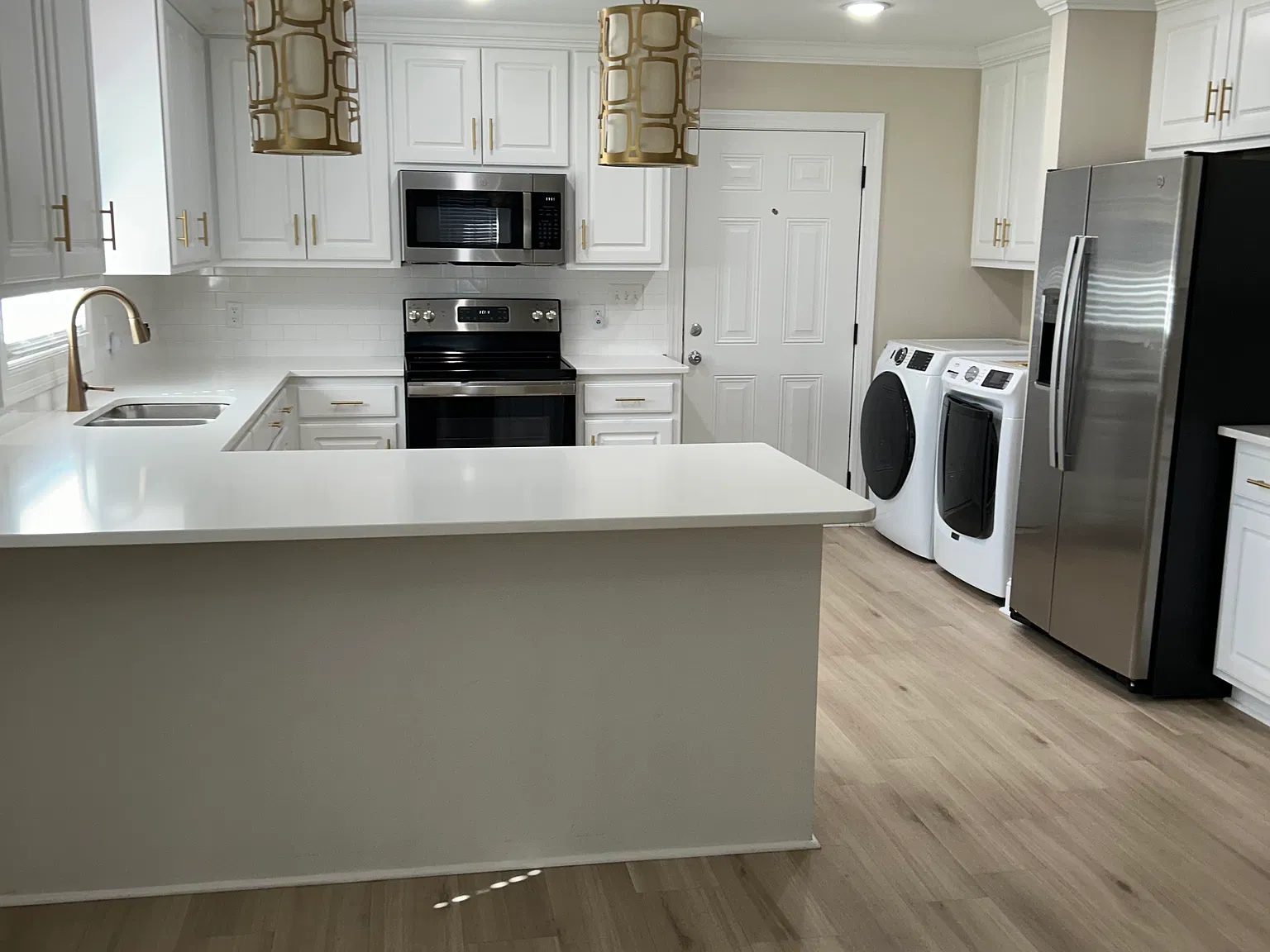3 bed, 1396 sqft, $1,900 — Photo 1