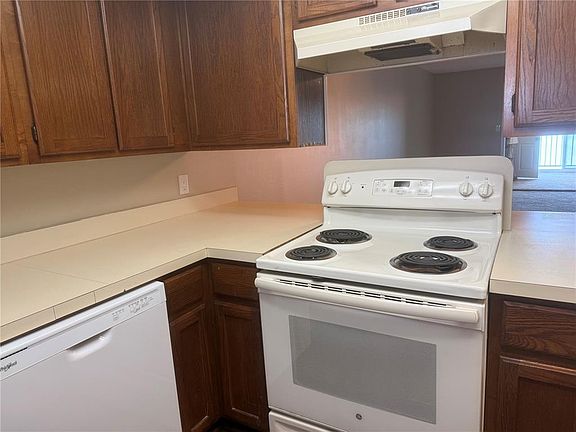 5th image of 607 COUNTRY LANE NE #607
