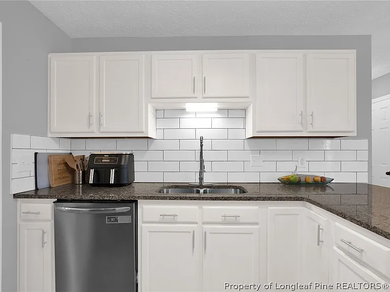 1928 Daphne Cir — Photo 14