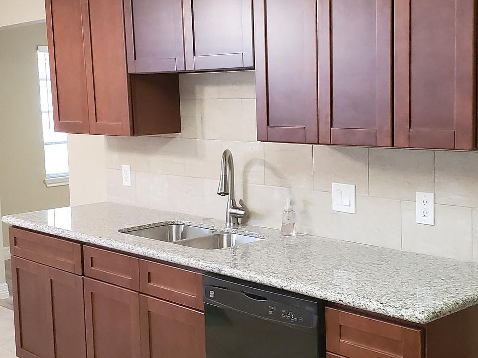 Look at these beautiful 42" solid wood cabinets, new appliances, and Granite in the kitchen