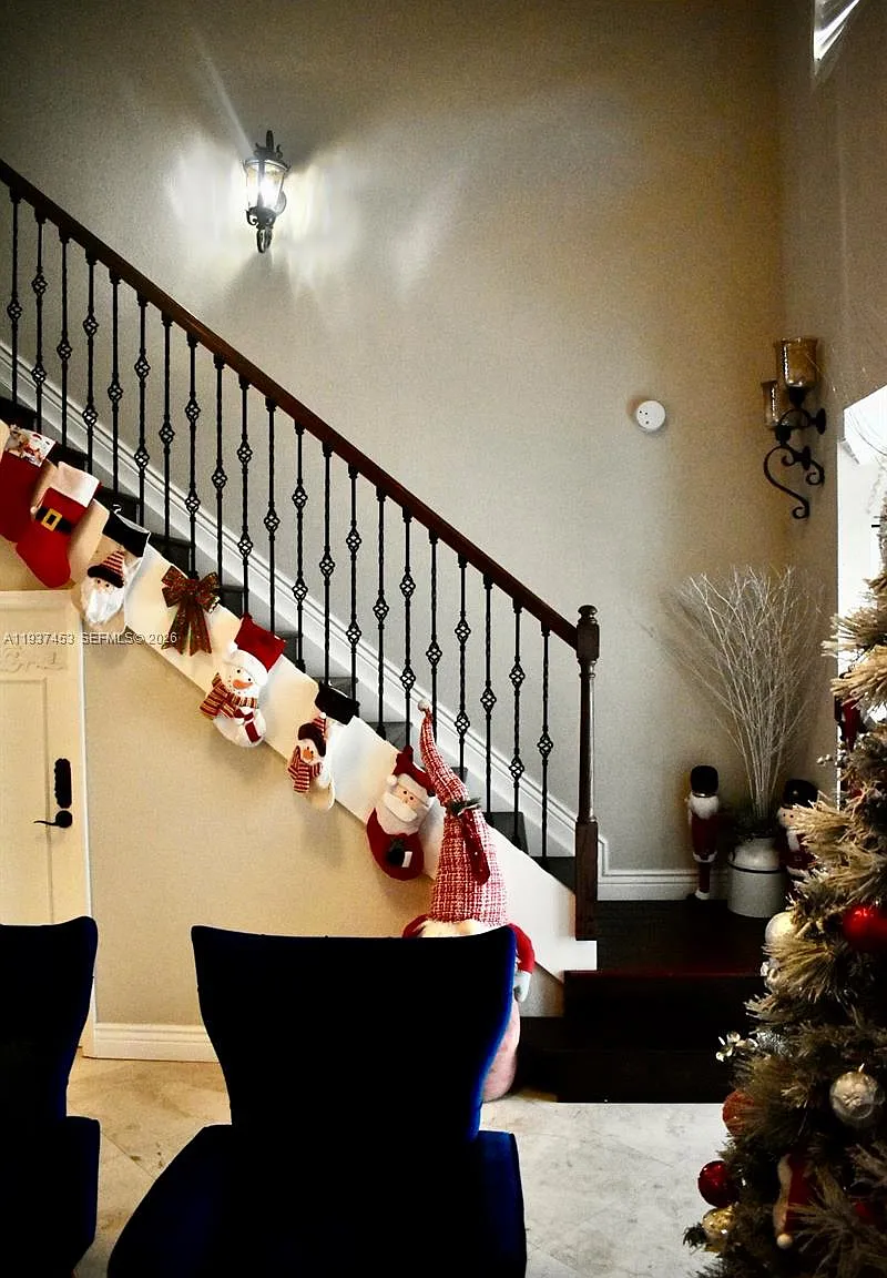 4 bed, 2284 sqft, $5,500 — Photo 3