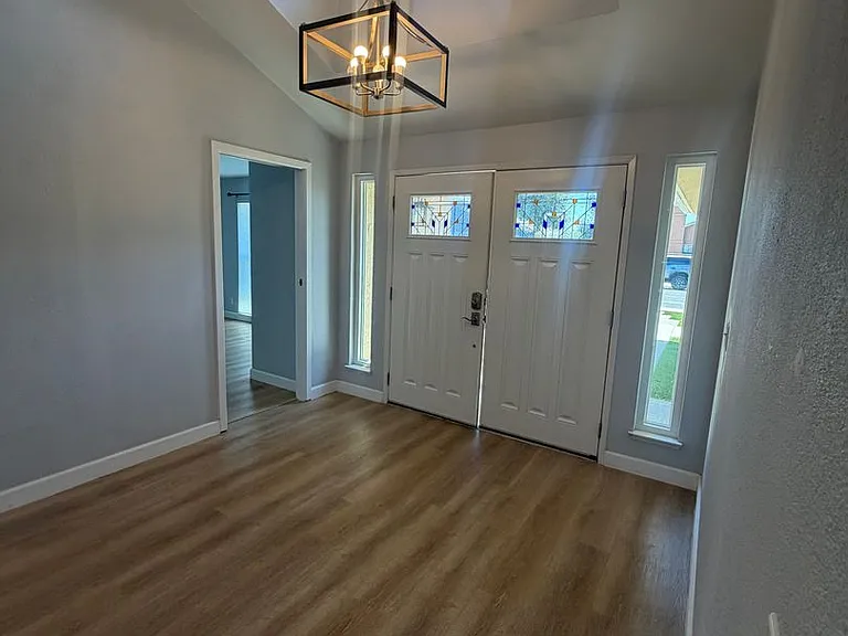 2568 Mayfair Ct — Photo 3