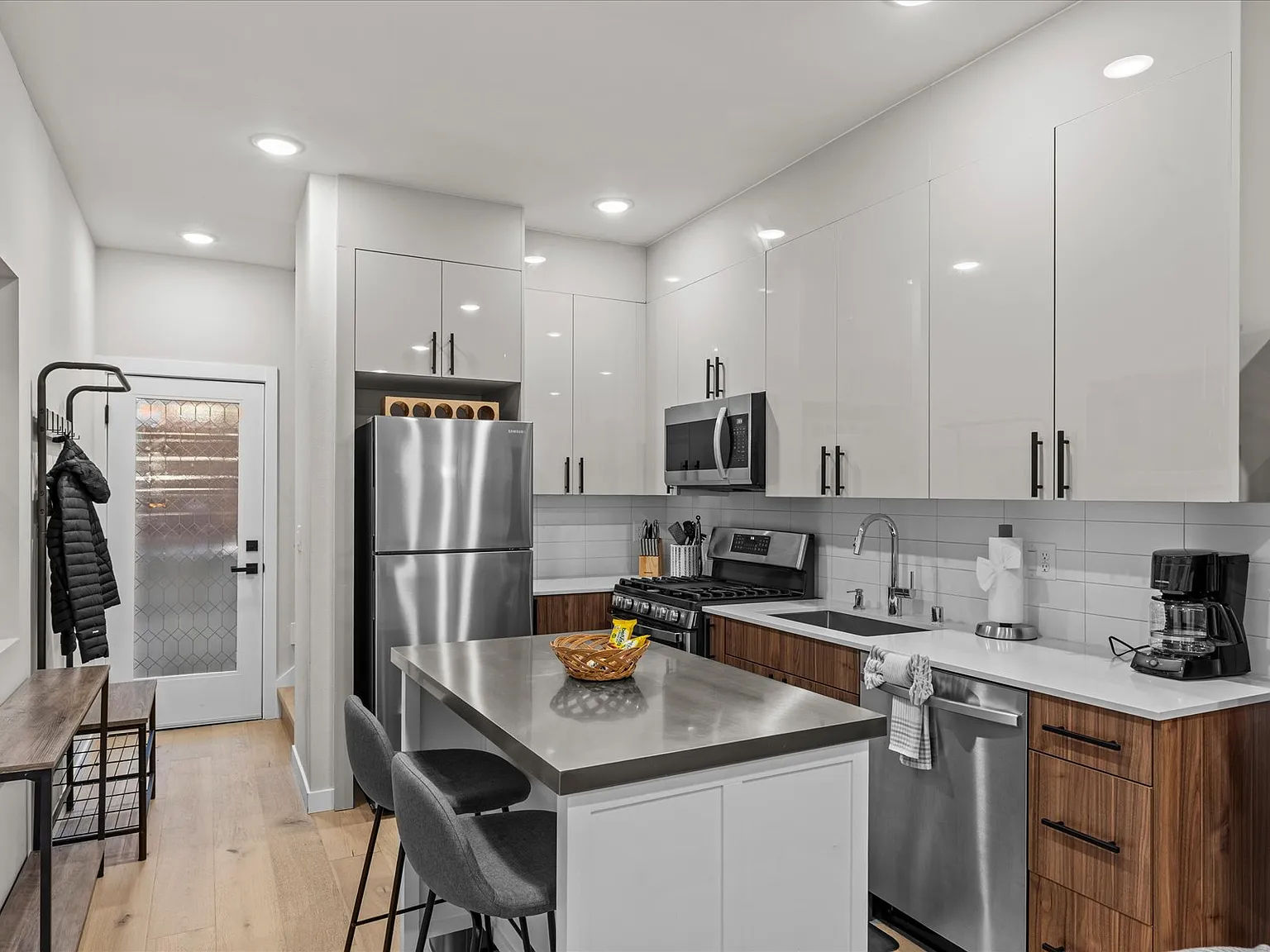 2 bed, 1050 sqft, $3,400 — Photo 4