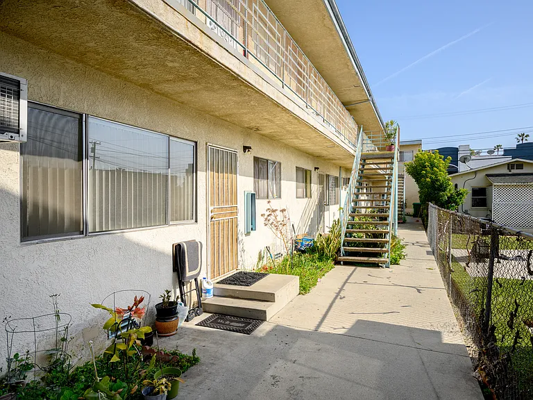 208 E Chevy Chase Dr #1 — Photo 14