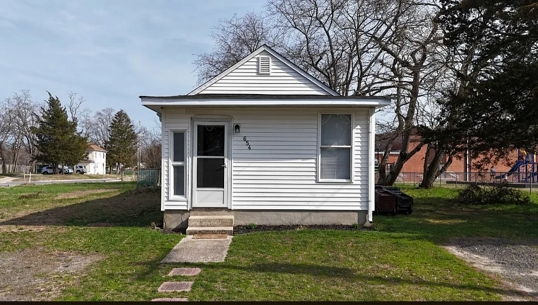 Building Photo - 654 Cincinnati Ave
