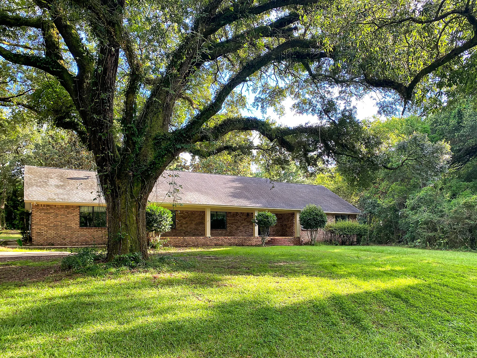 Available Now! 5 Bed / 2.5 Bath In Fairhope! — Photo 2
