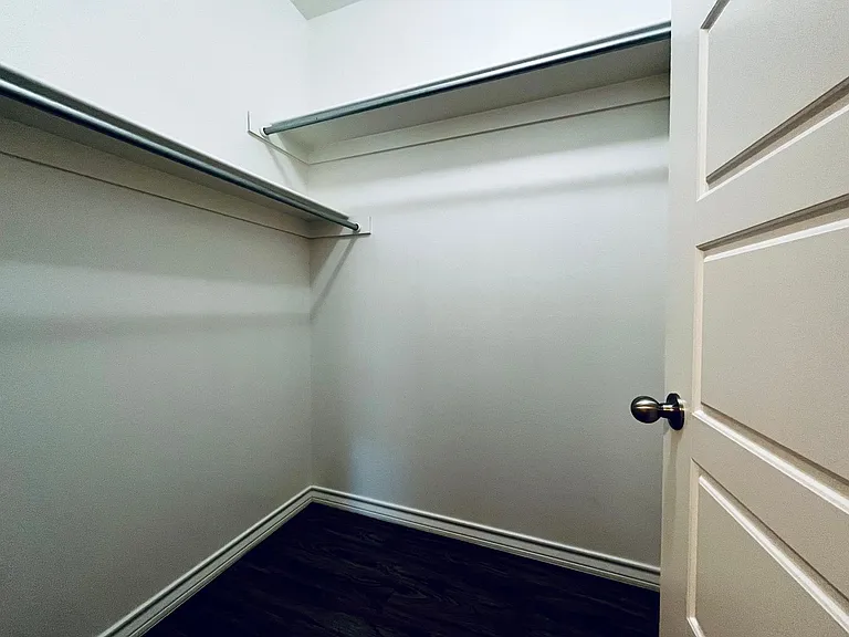 Stunning 4 Bedroom Near Tech — Photo 38