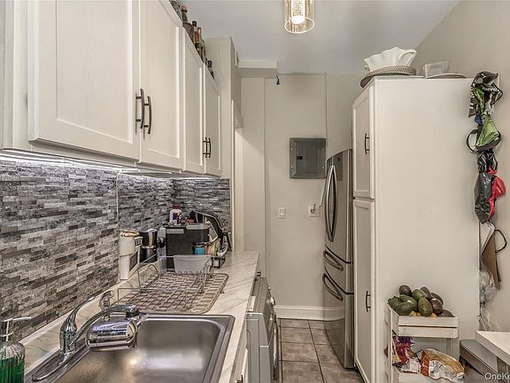 4th image of 1383 Plimpton Ave #5B