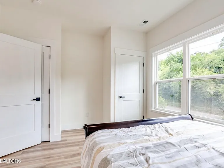 307 Woodland Ave E — Photo 19