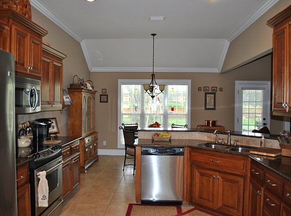 3rd image of 4643 San Saba Dr