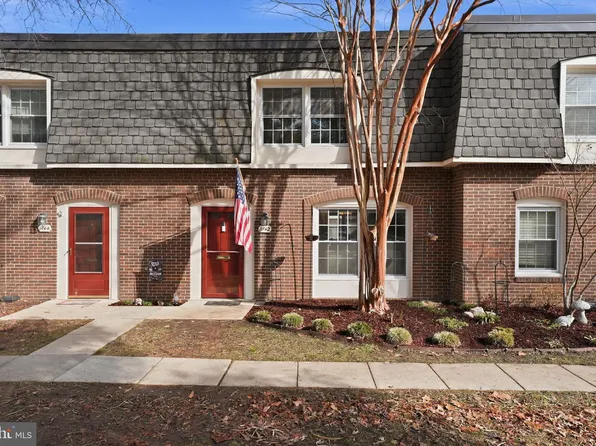 8142 Carrleigh Pkwy #126, Springfield, VA 22152