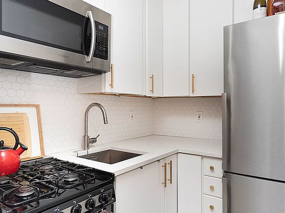 4th image of 61 W 68th St APT 10