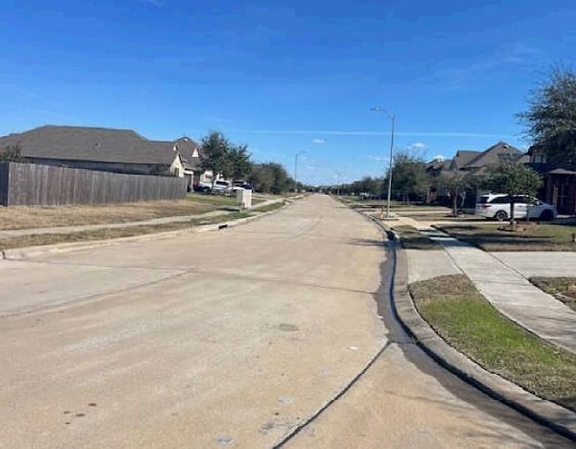 Exterior Neighborhood (street photo)