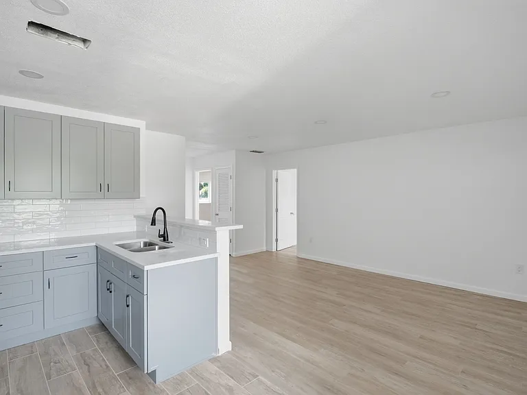 115 N San Remo Ave #7 — Photo 7