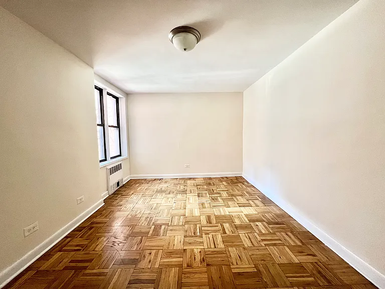 2409 E 3rd St #2F — Photo 4