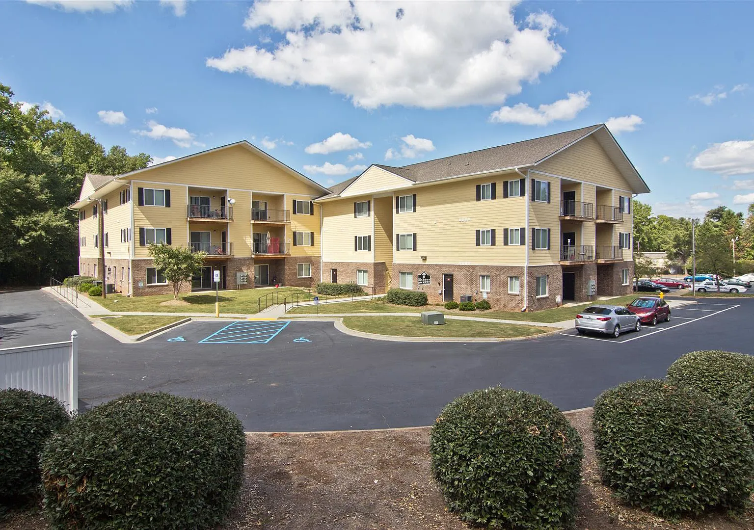 Lakecrest — Photo 3