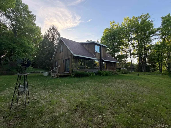 6782 Magpie Ln, Republic, MI 49879