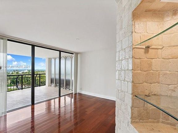 3rd image of 2843 S Bayshore Dr APT 8E