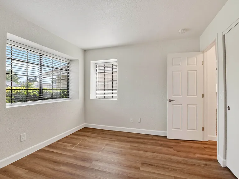 5213 Laguna Park Dr — Photo 24