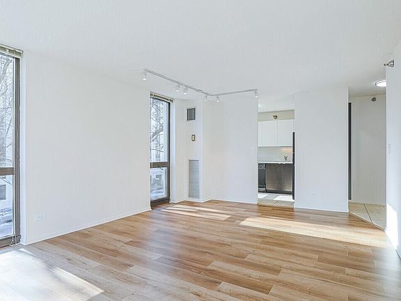3rd image of 1001 N Lasalle St #402