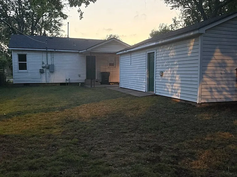 1120 Sandra Dr — Photo 2