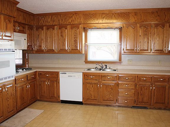 5th image of 3425 S Griffith Ave