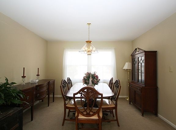 3rd image of 180 Grovenor Dr