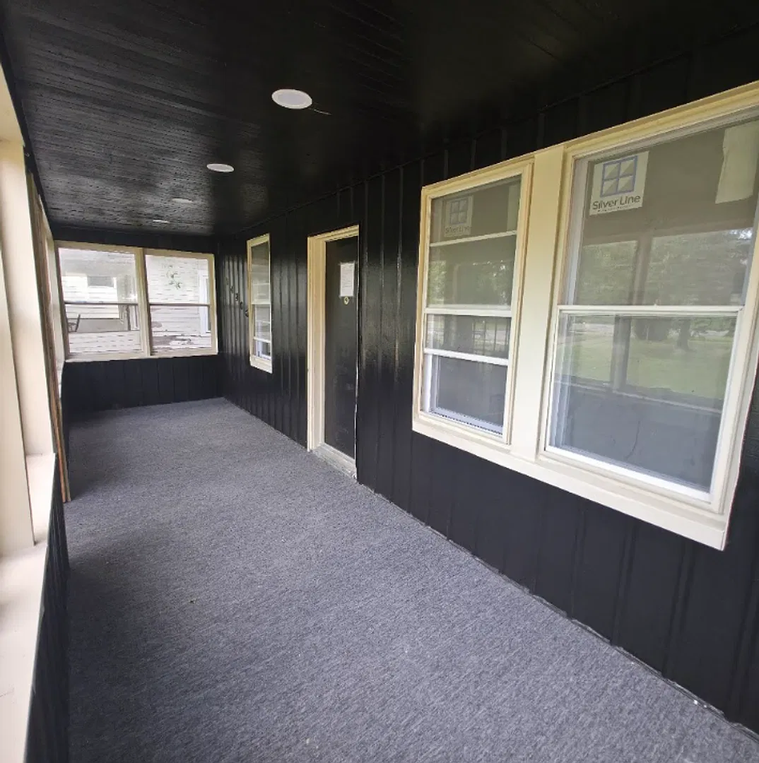 Single Family Home 2 beds 1 bath Available Now! — Photo 2