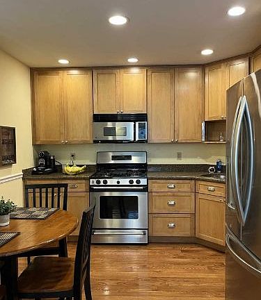 3rd image of 393 Cambridge Dr