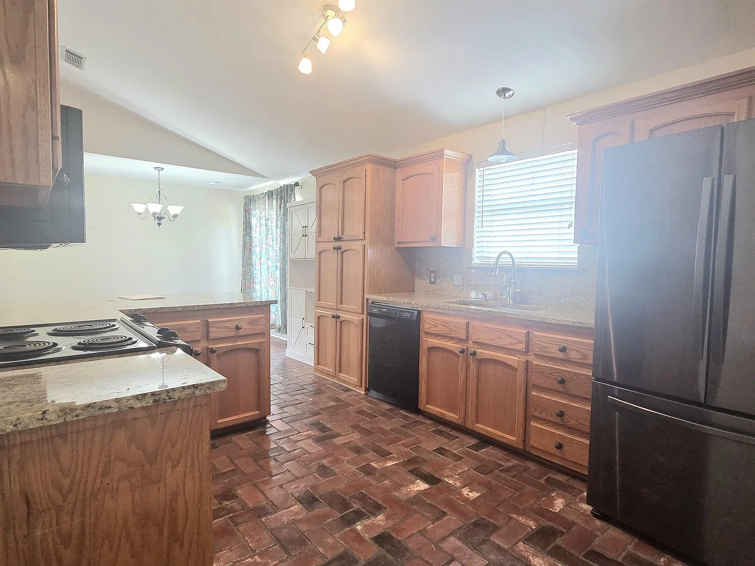 3 bed, 1600 sqft, $2,000 — Photo 3