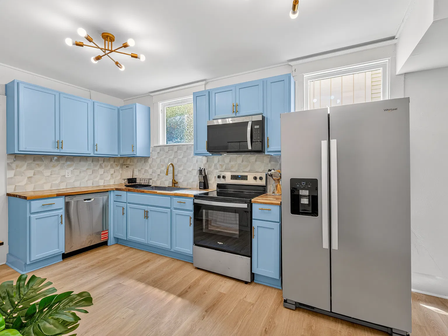 1125 E Anderson St — Photo 2