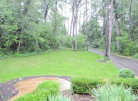 2nd image of 1822 Wixom Trl