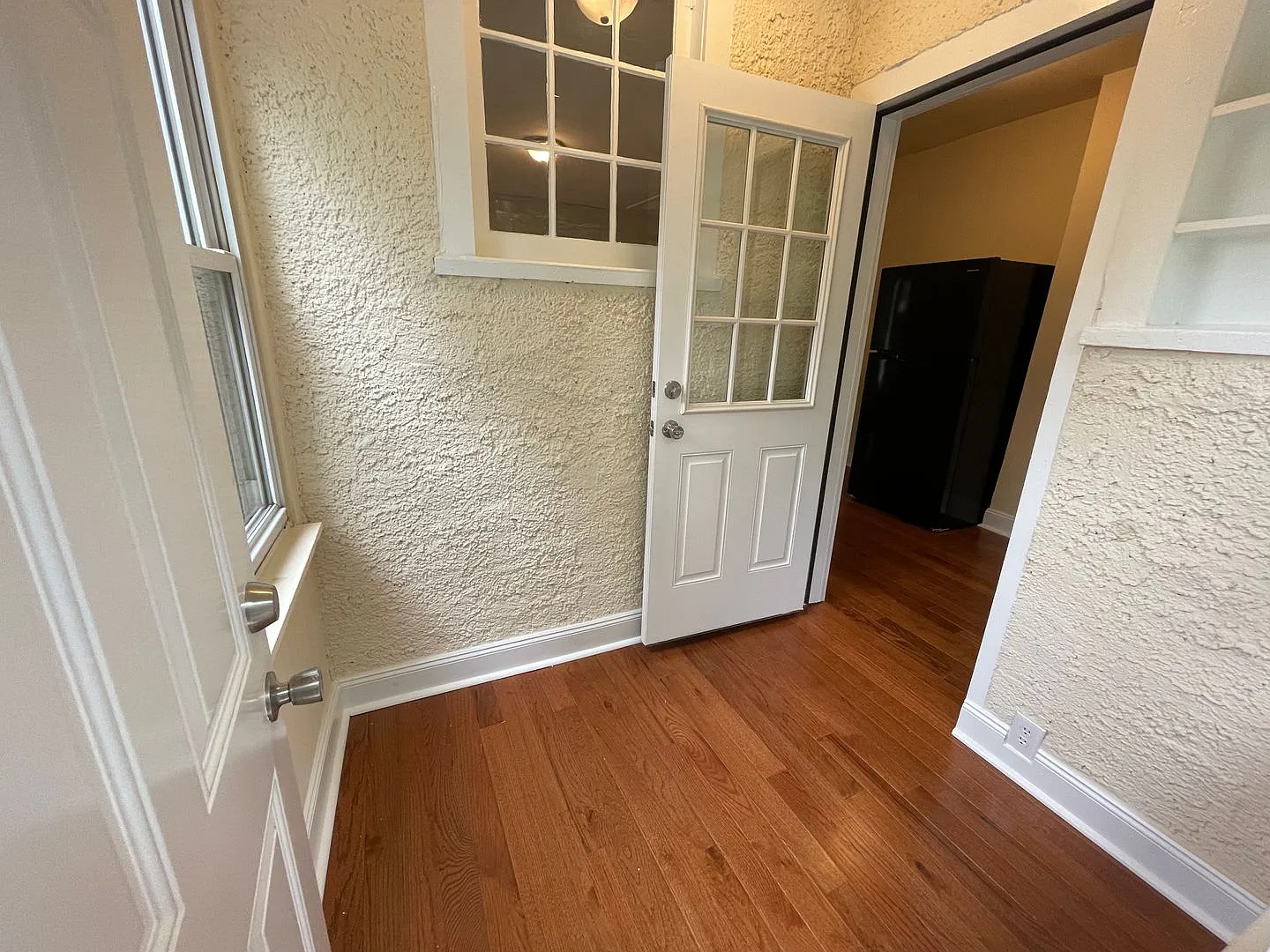 Beautiful 3-Bedroom + Bonus Room, 1-Bathroom Remodeled Twin House - Lansdowne — Photo 3