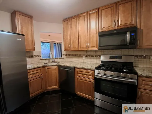 510 Sunshine Ct, Parlin, NJ 08859