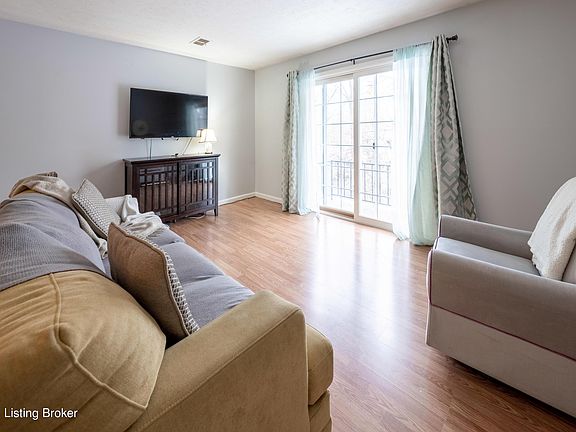 4th image of 203 Flanders Ct APT 4