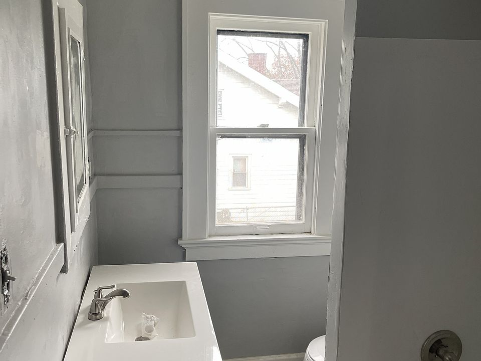 2nd image of 2010 Parkdale Ave #2