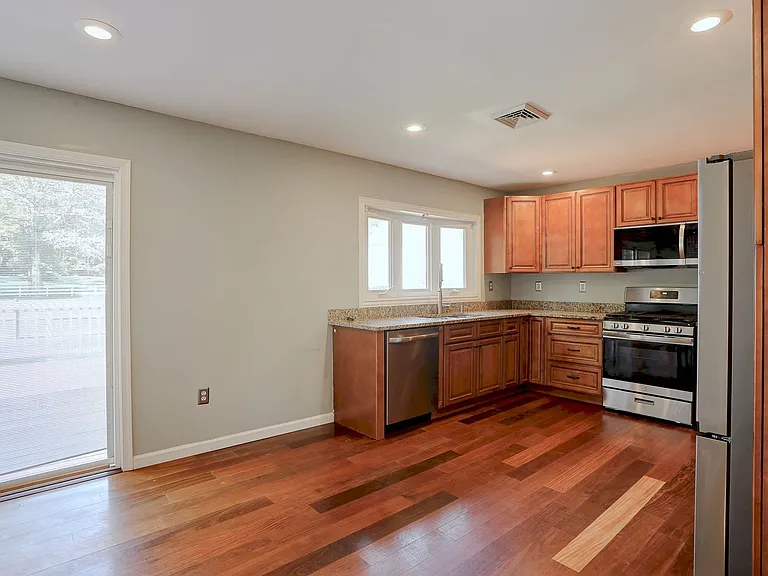 1735 Maple Ave — Photo 7