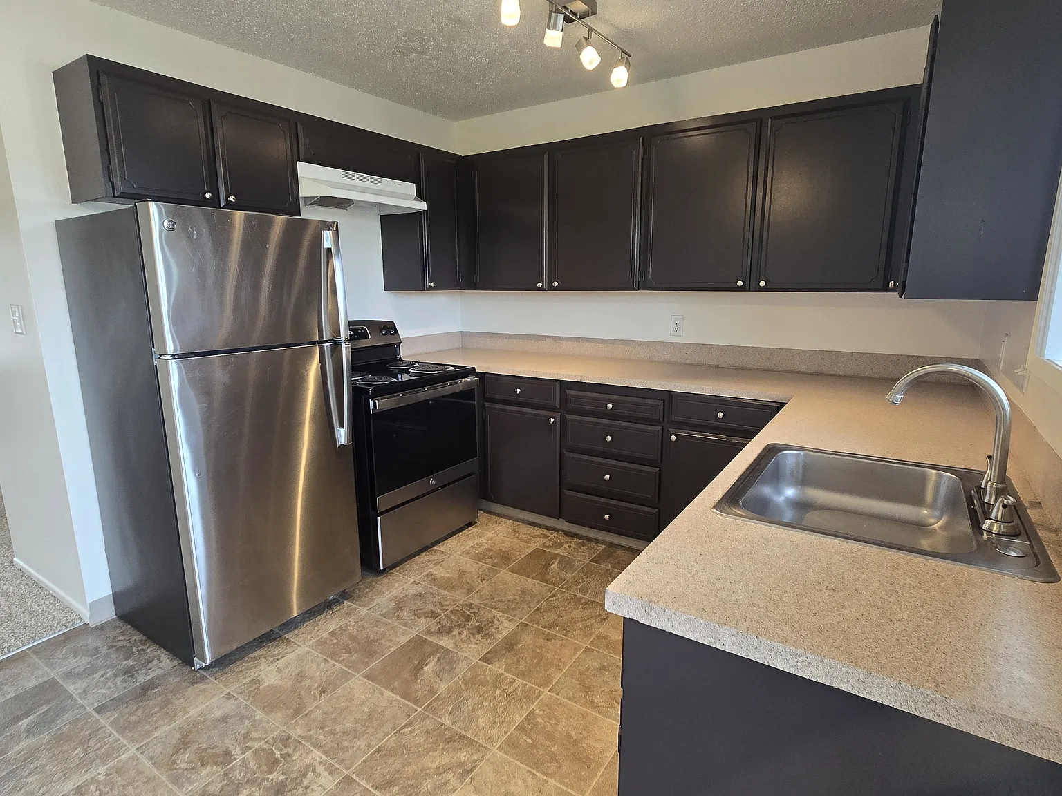 Ashley Court Apartments — Photo 2