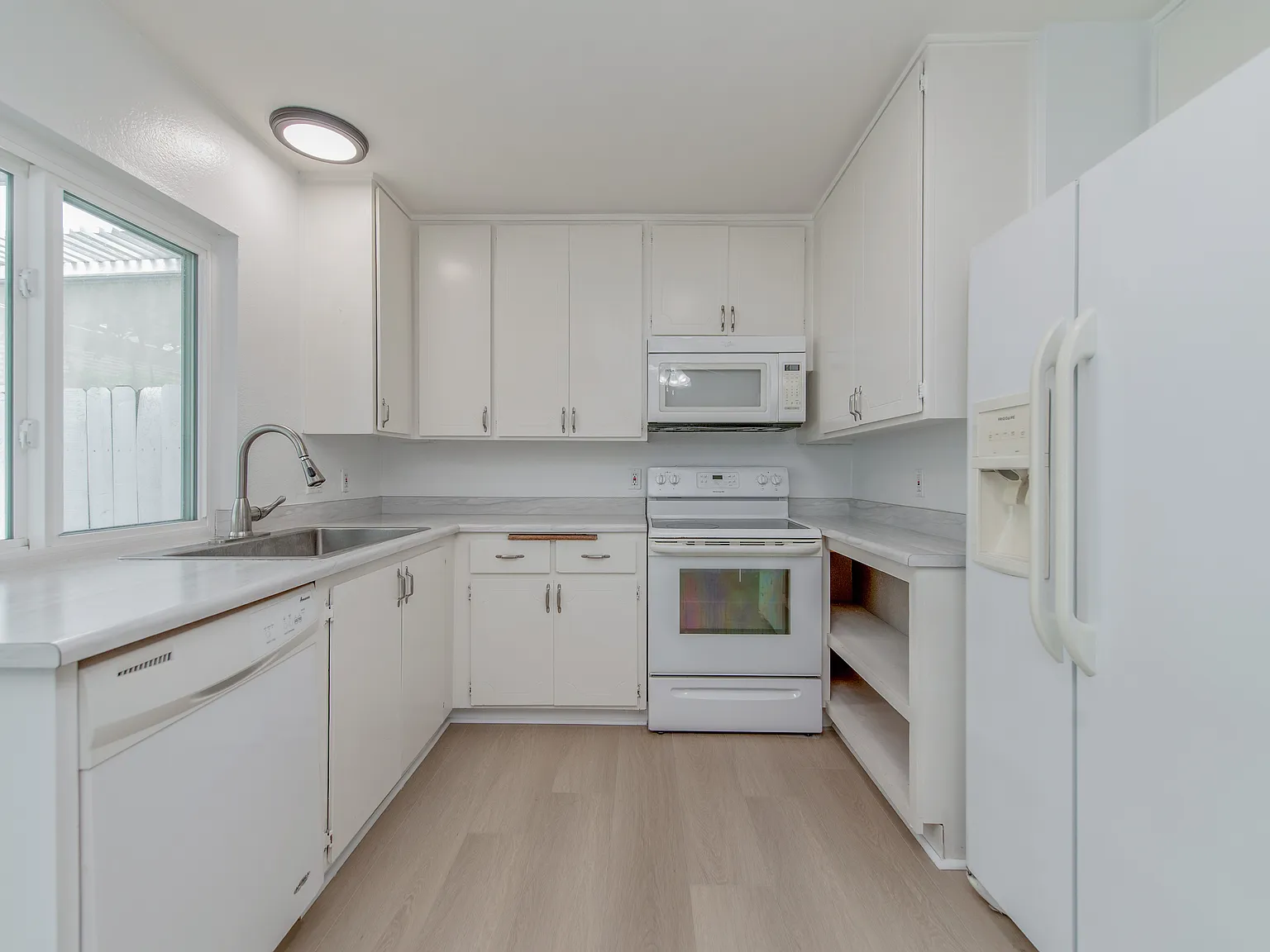 2 bed, 1.5 bath, 928 sqft, $2,850 — Photo 2