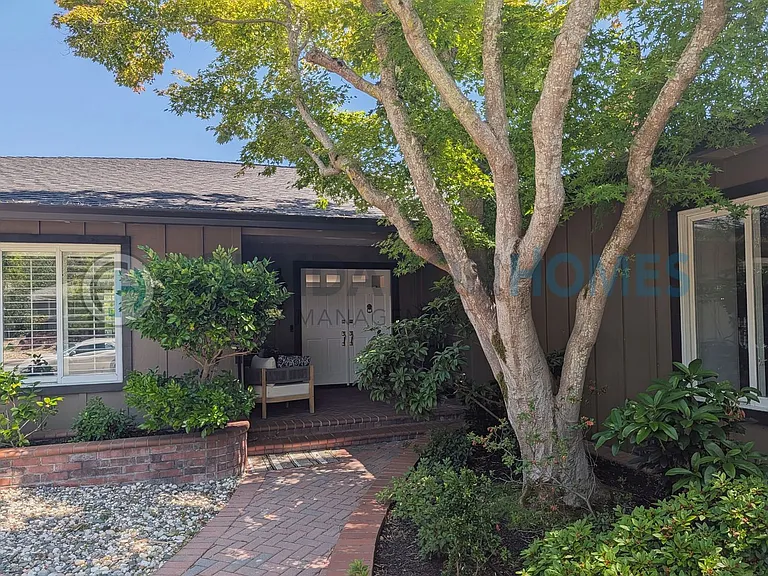 136 Peacock Dr — Photo 1