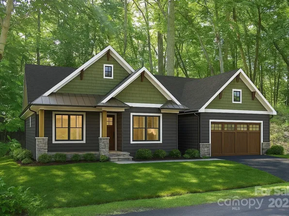 120 Ivywood Ln, Laurel Park, NC 28739