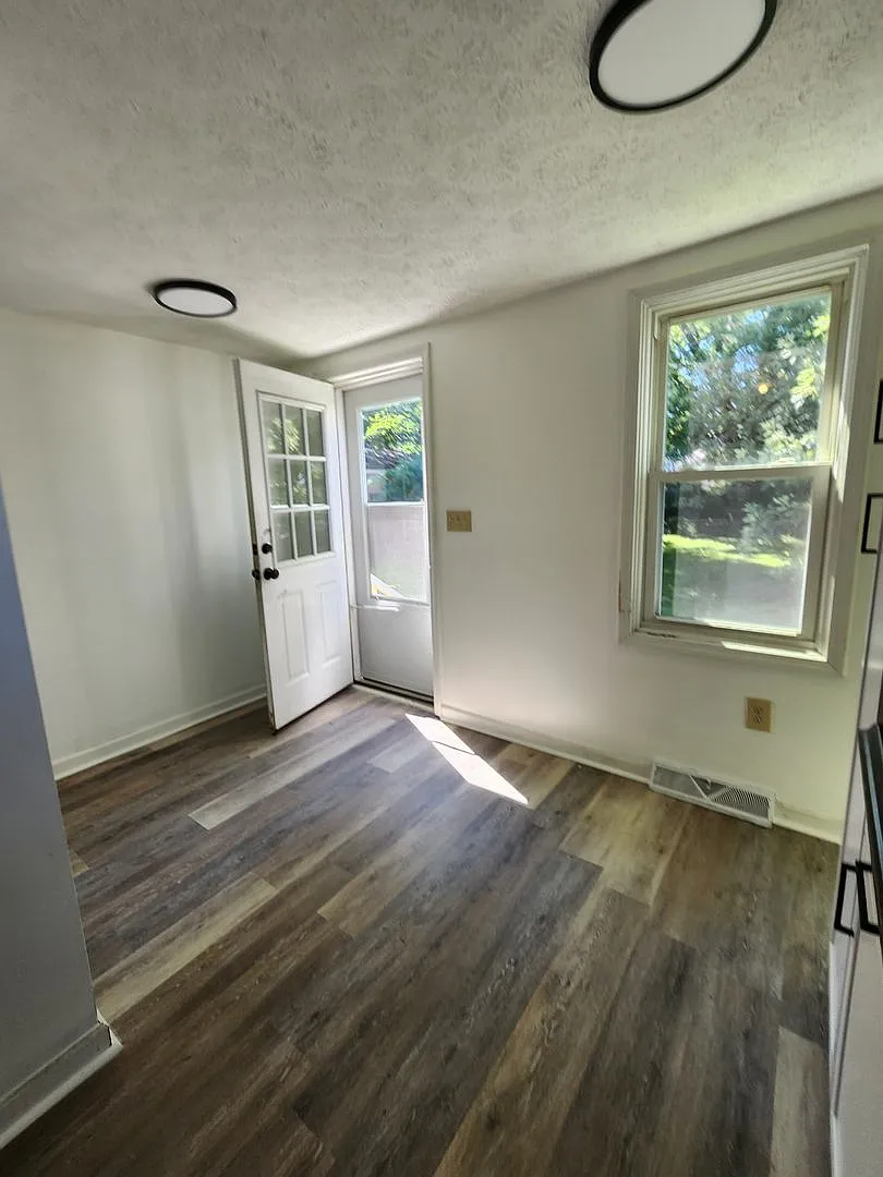 Beautifully Update 4 Bedroom House For Rent in Firestone Park — Photo 3