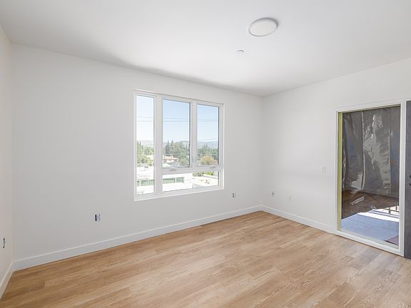 5th image of 23036 W Ventura Blvd #207