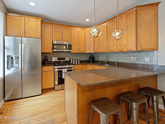 4th image of 2942 W Belle Plaine Ave APT 1W