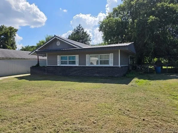 207 S 8th St, Okemah, OK 74859